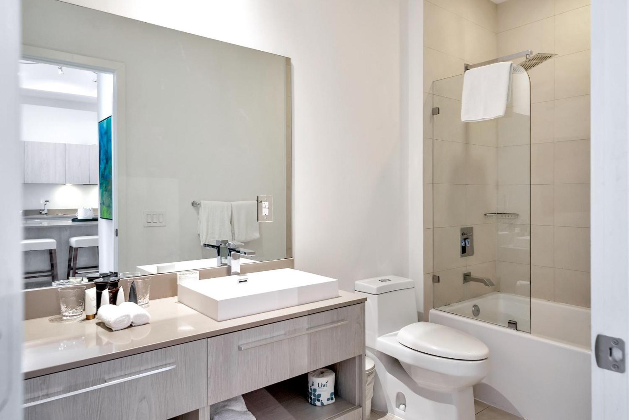 203-1Br/1Ba At The Beach Gem! Lux Amenities! Hollywood Eksteriør bilde