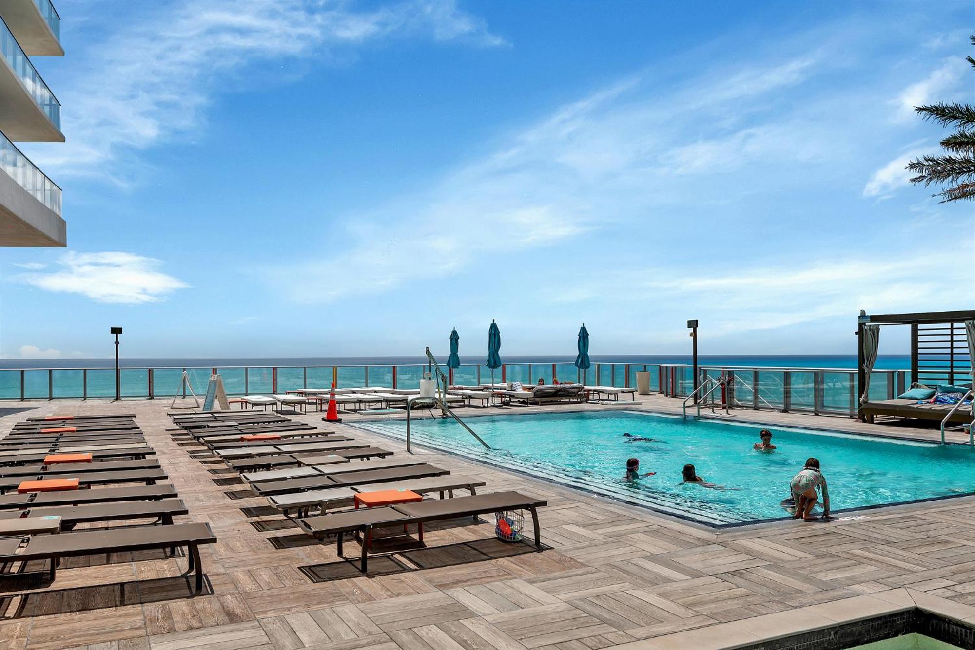203-1Br/1Ba At The Beach Gem! Lux Amenities! Hollywood Eksteriør bilde